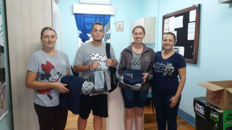 Secretaria da Educação e Cultura de Nova Candelária realiza entrega de jalecos e coturnos para funcionários